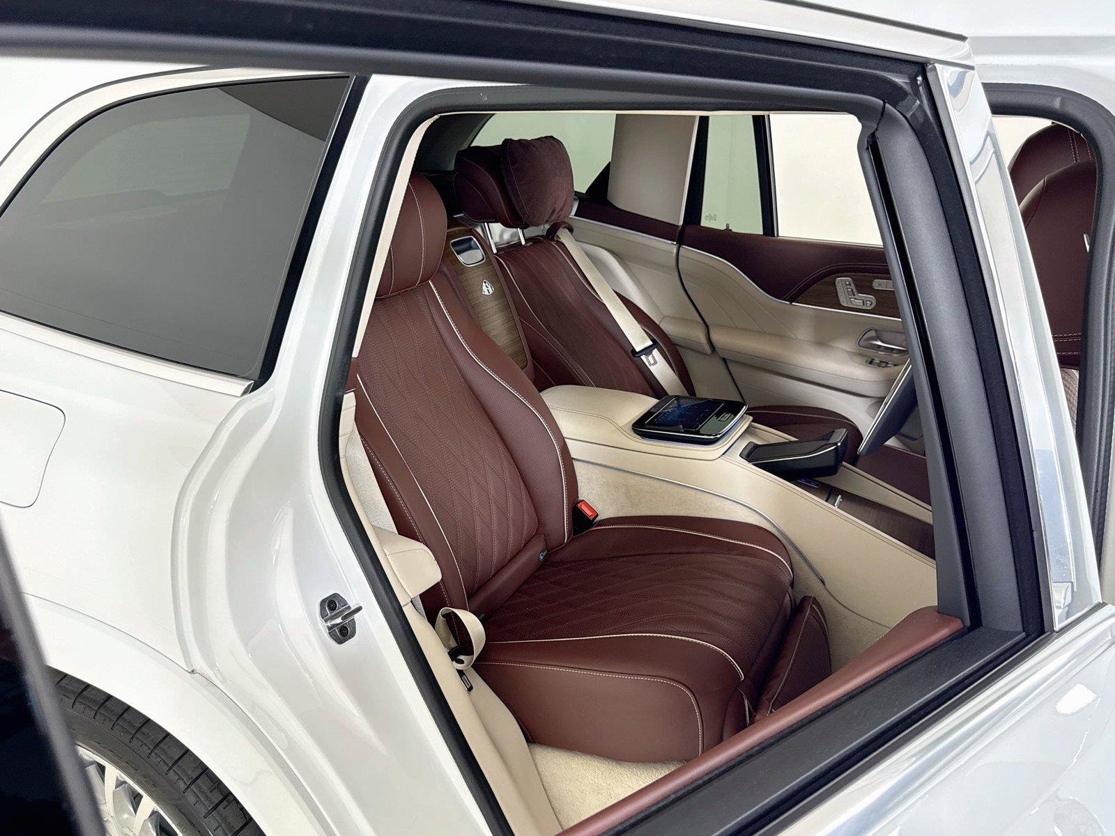 Used 2025 Mercedes-Benz Maybach GLS 600 4MATIC image 35