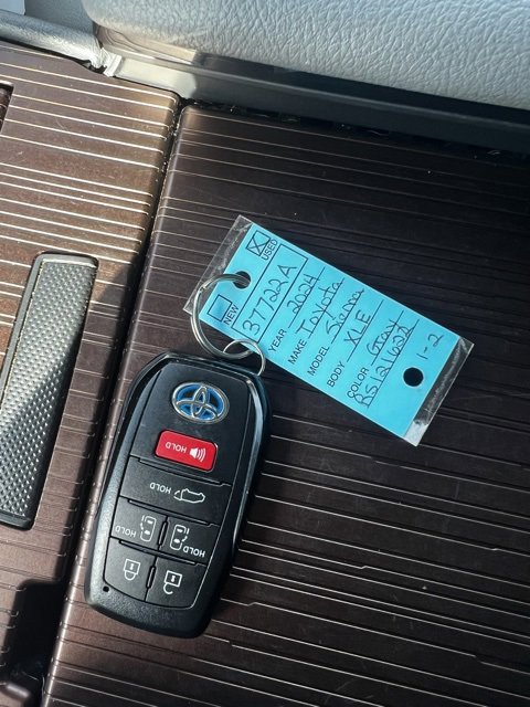 Used 2024 Toyota Sienna XLE image 31