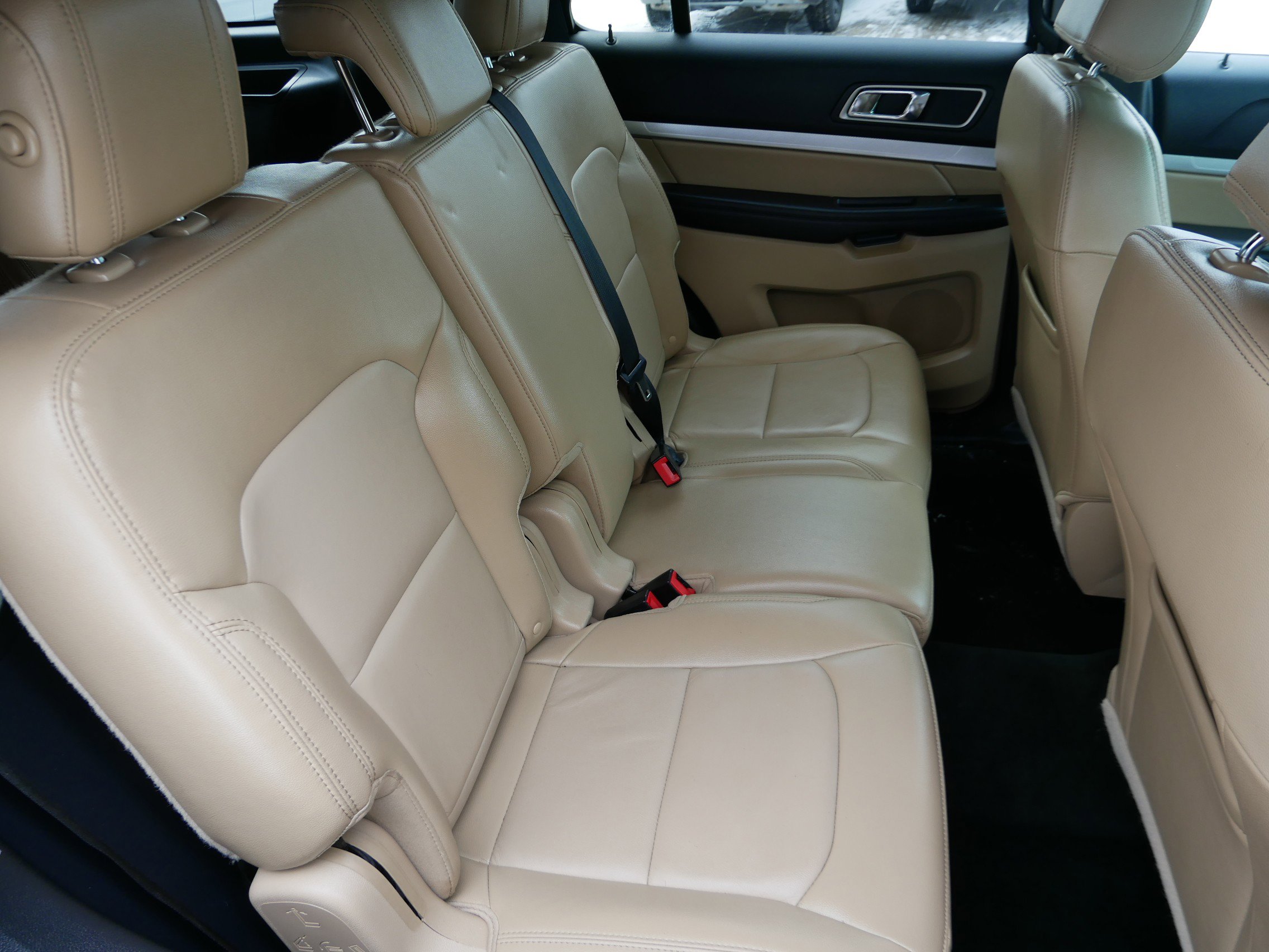Used 2017 Ford Explorer XLT w/ Equipment Group 202A AWD/4WD image 24