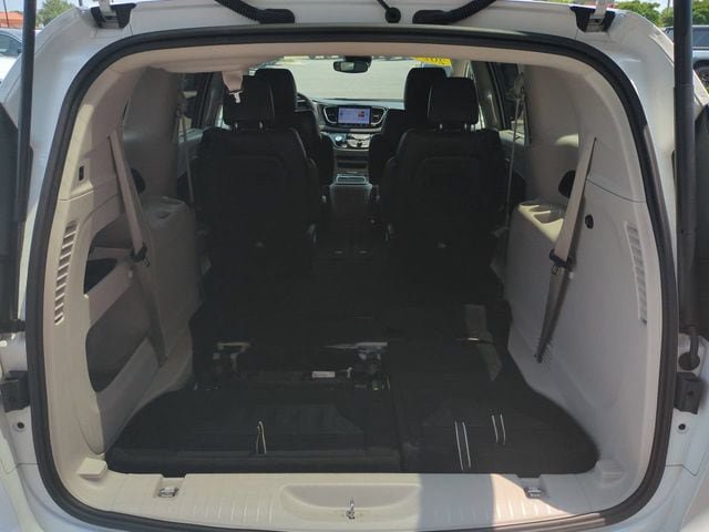 Used 2024 Chrysler Pacifica Touring-L FWD image 13