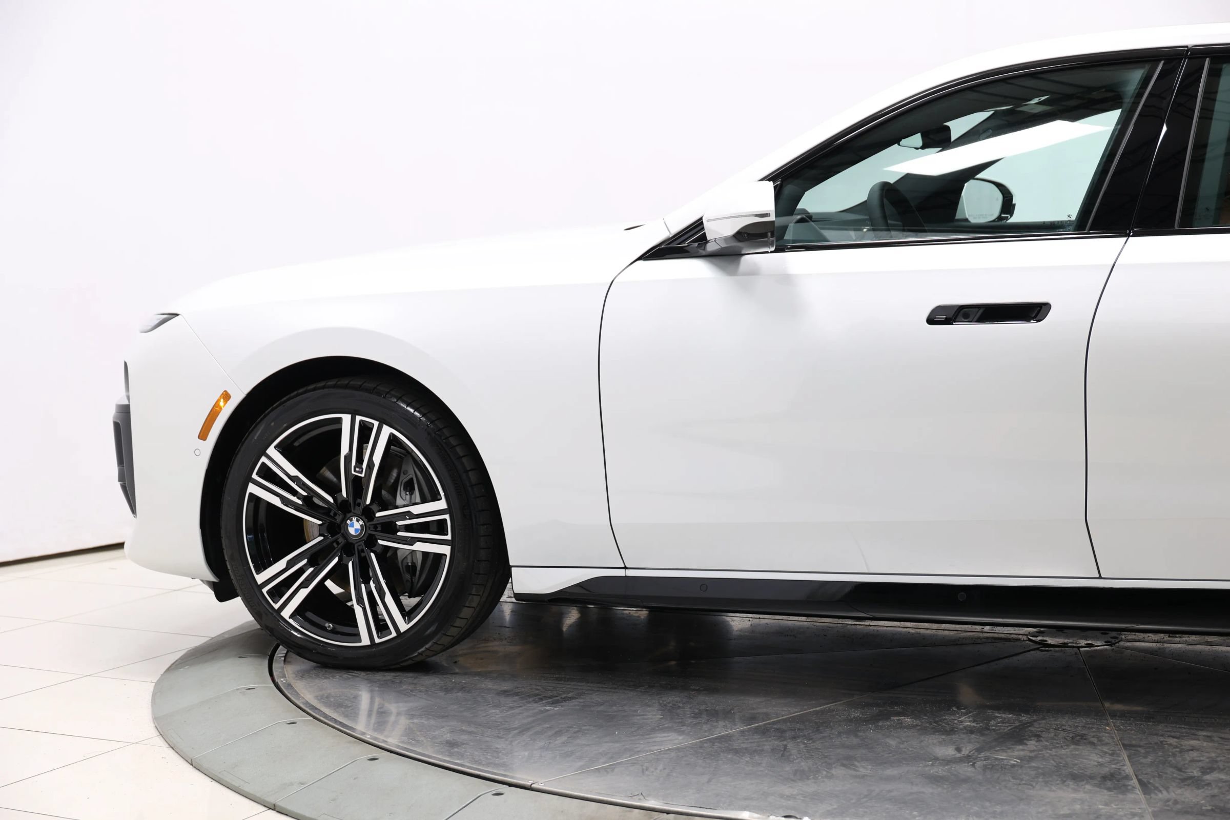 Used 2025 BMW 740i xDrive w/ Executive Package AWD/4WD image 8