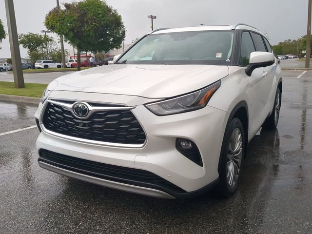 Used 2024 Toyota Highlander Platinum image 8
