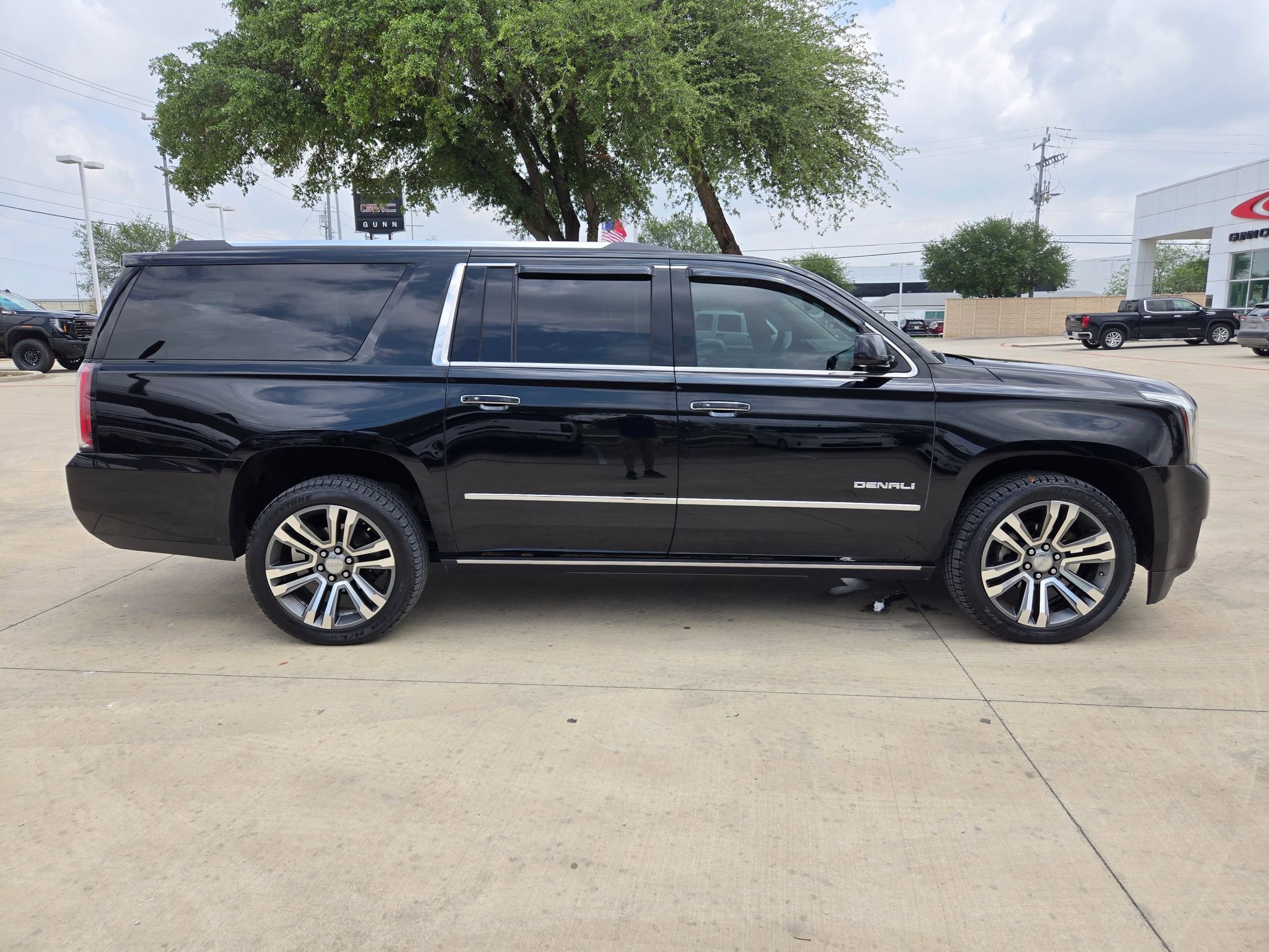Used 2018 GMC Yukon XL Denali w/ Denali Ultimate Package AWD/4WD image 8