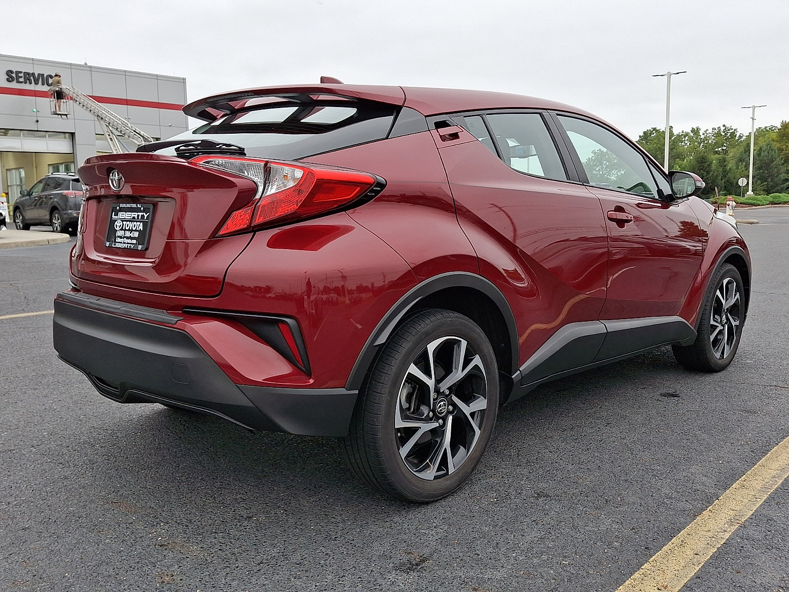 Used 2019 Toyota C-HR XLE FWD image 6