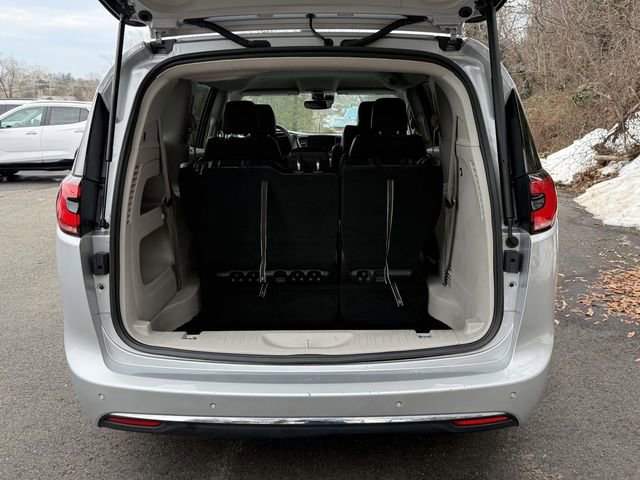 Used 2024 Chrysler Pacifica Touring-L image 12