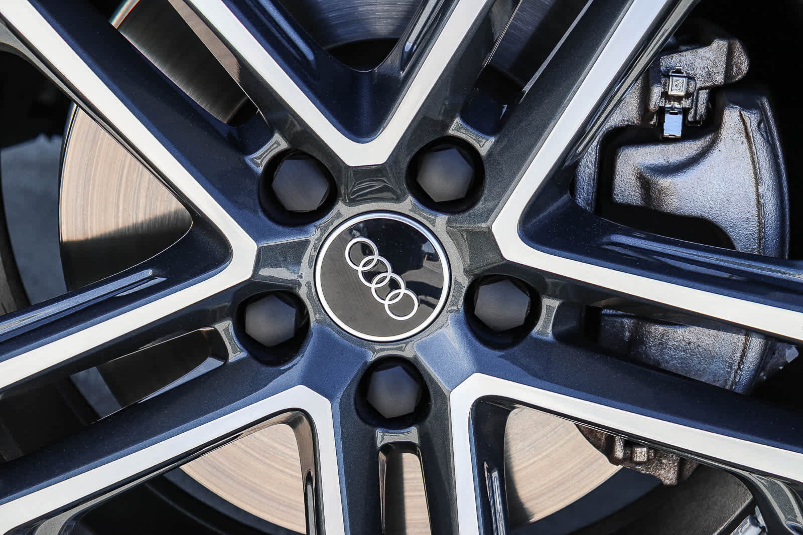 Used 2025 Audi Q5 Premium w/ Convenience Package image 15