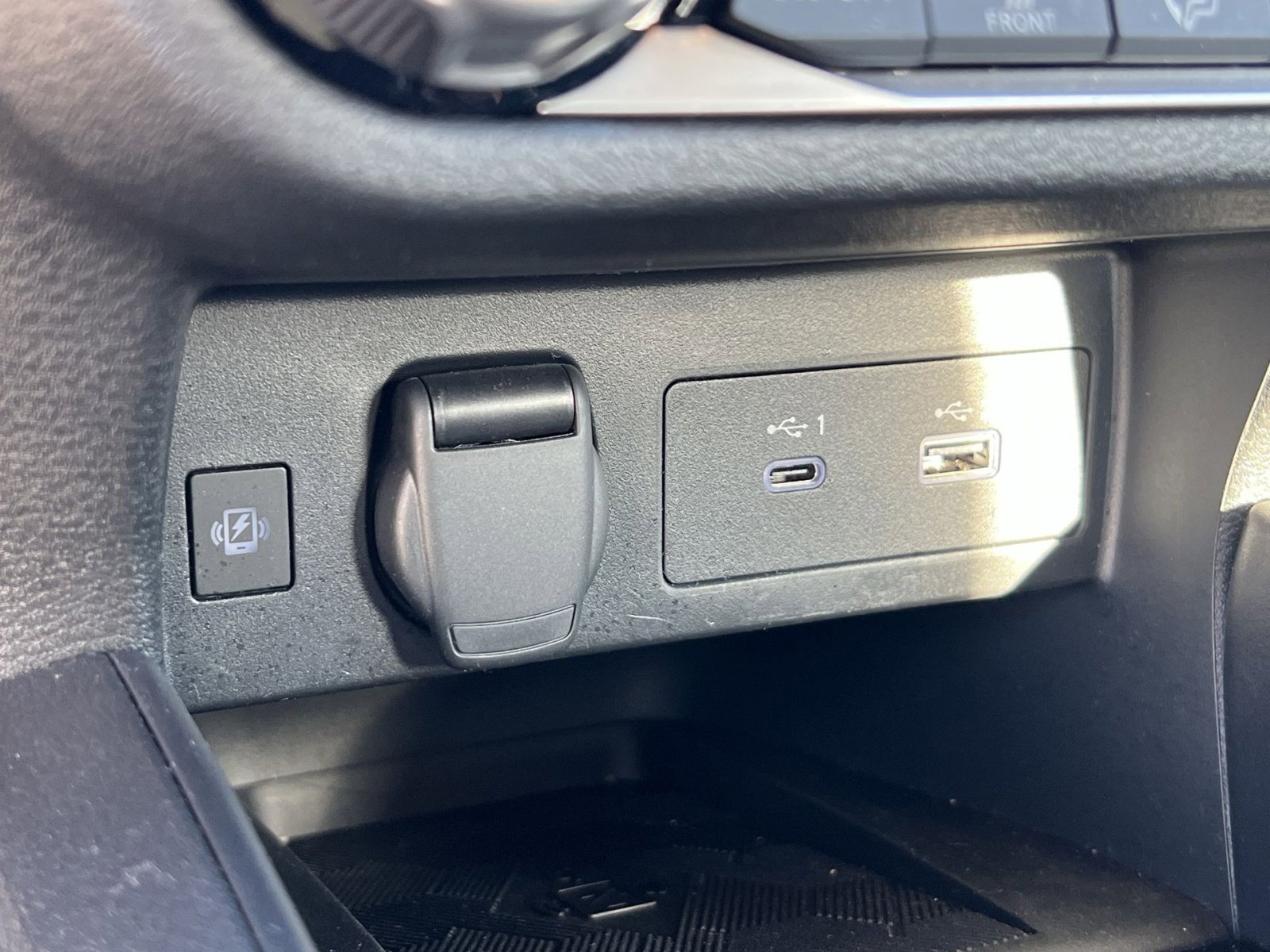 Used 2024 Nissan Versa SR w/ Trunk Package image 29