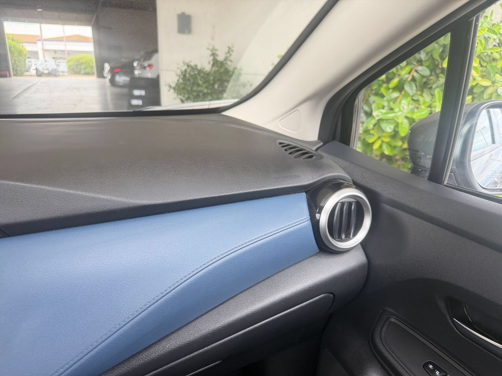 Used 2025 Nissan Versa SV FWD image 35