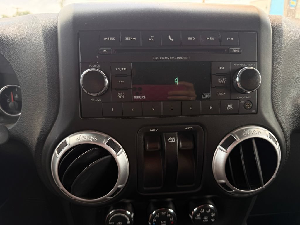 Used 2015 Jeep Wrangler Rubicon w/ Power Convenience Group AWD/4WD image 16