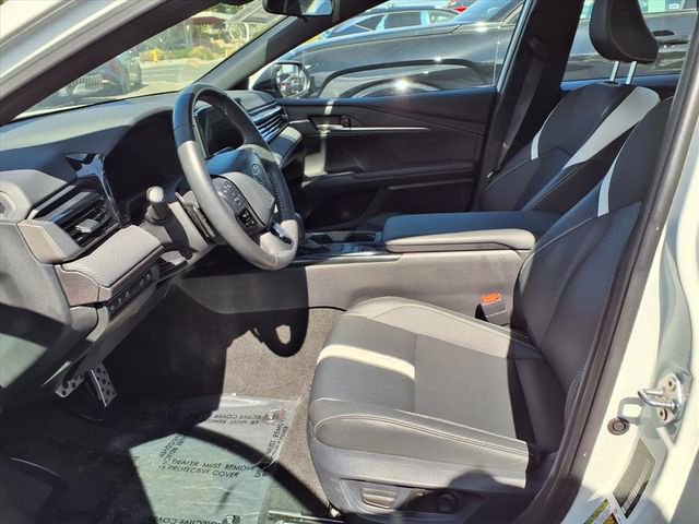 Used 2025 Toyota Camry SE image 12