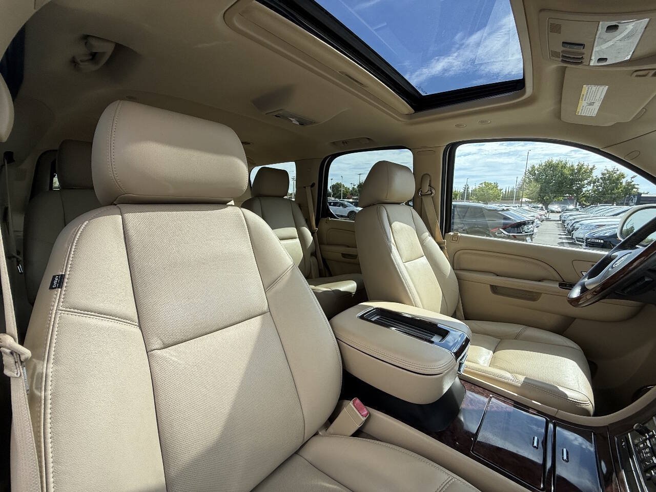 Used 2014 Cadillac Escalade Luxury AWD/4WD image 27