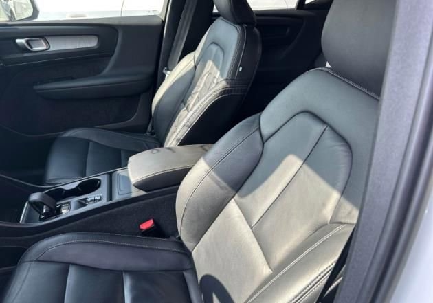 Used 2023 Volvo XC40 B5 Core w/ Convenience Package AWD/4WD image 5