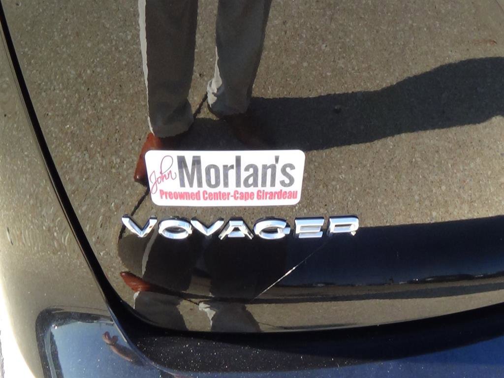 Used 2022 Chrysler Voyager LX image 10