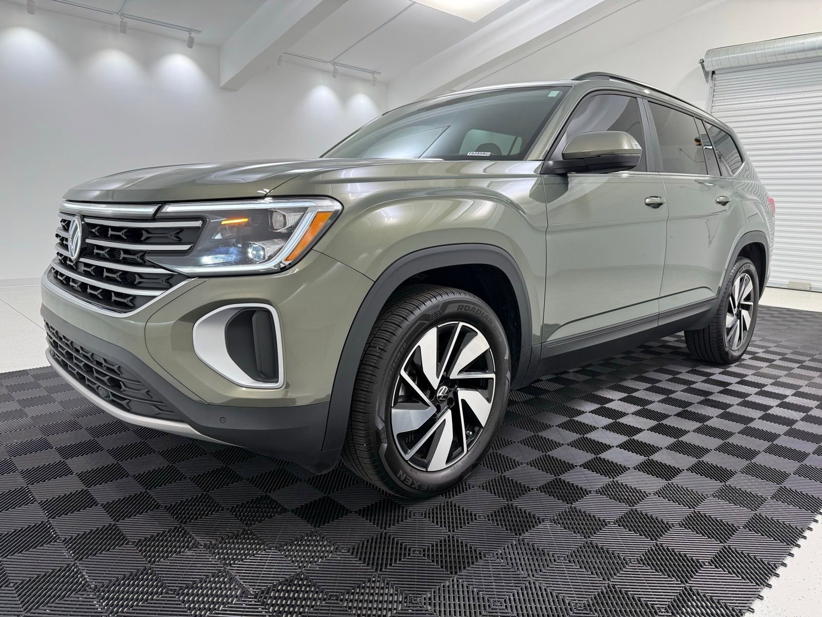 Used 2025 Volkswagen Atlas SE image 3