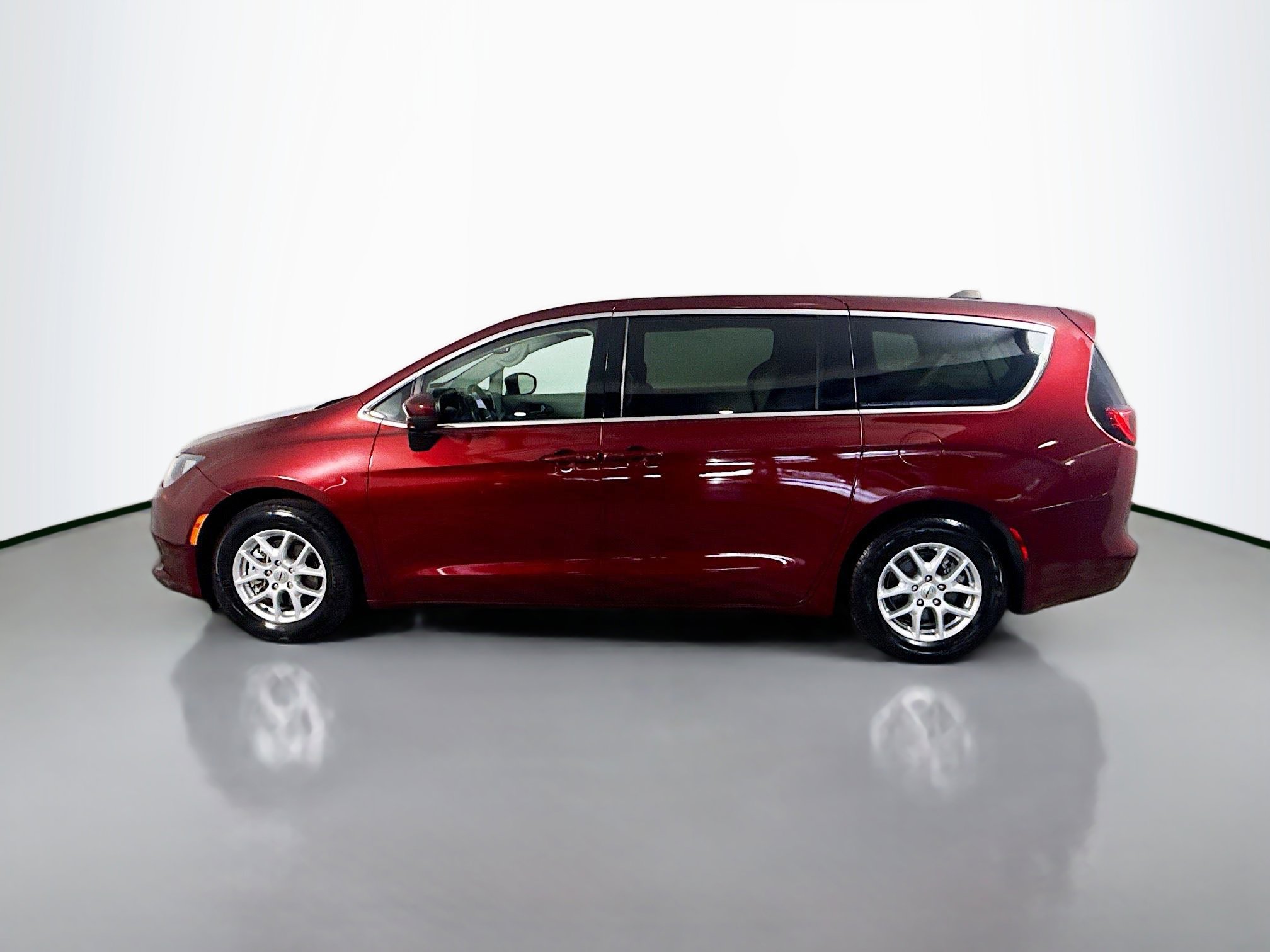Used 2023 Chrysler Voyager LX FWD image 6