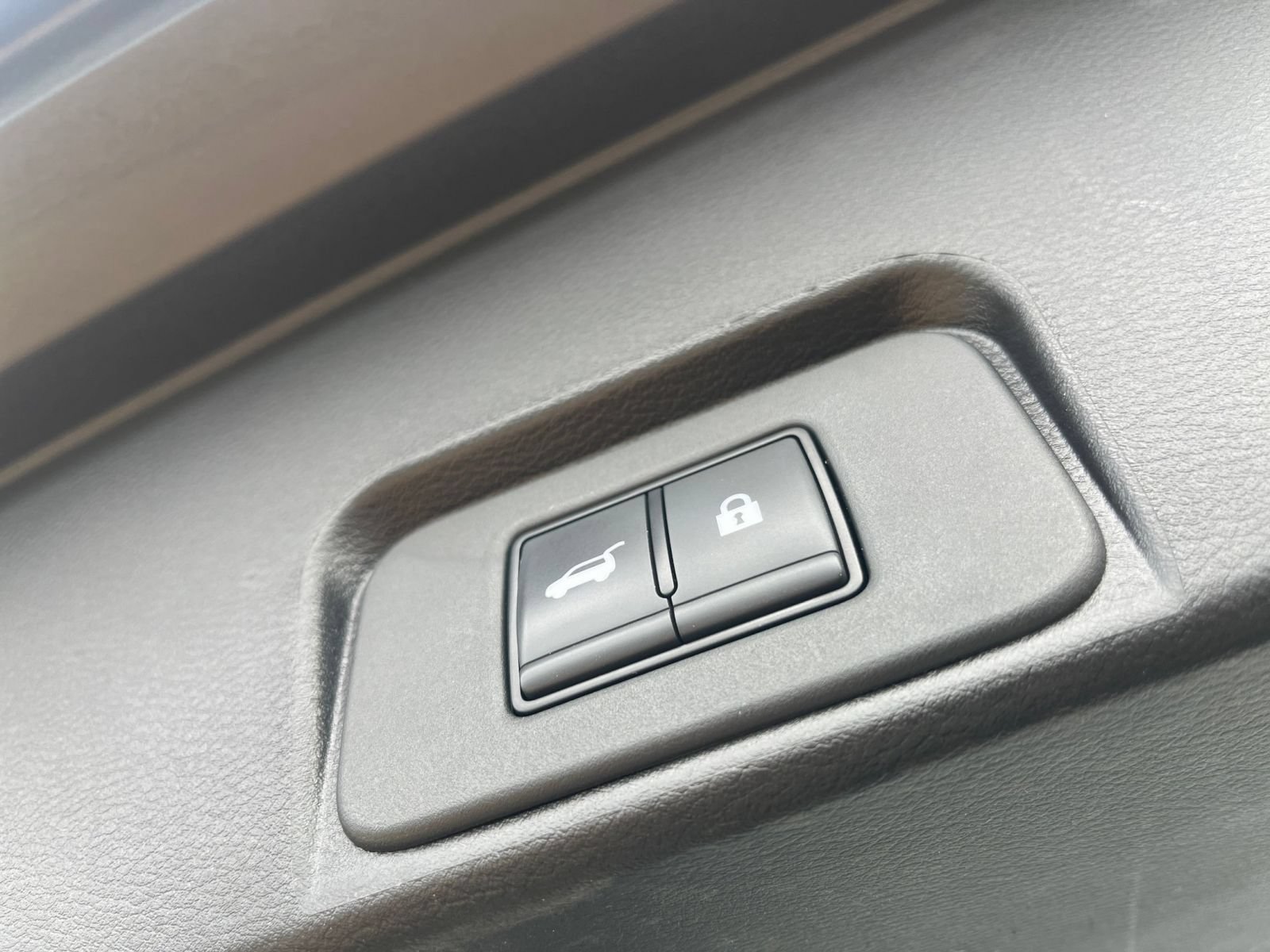 Used 2025 Nissan Rogue SV FWD image 23