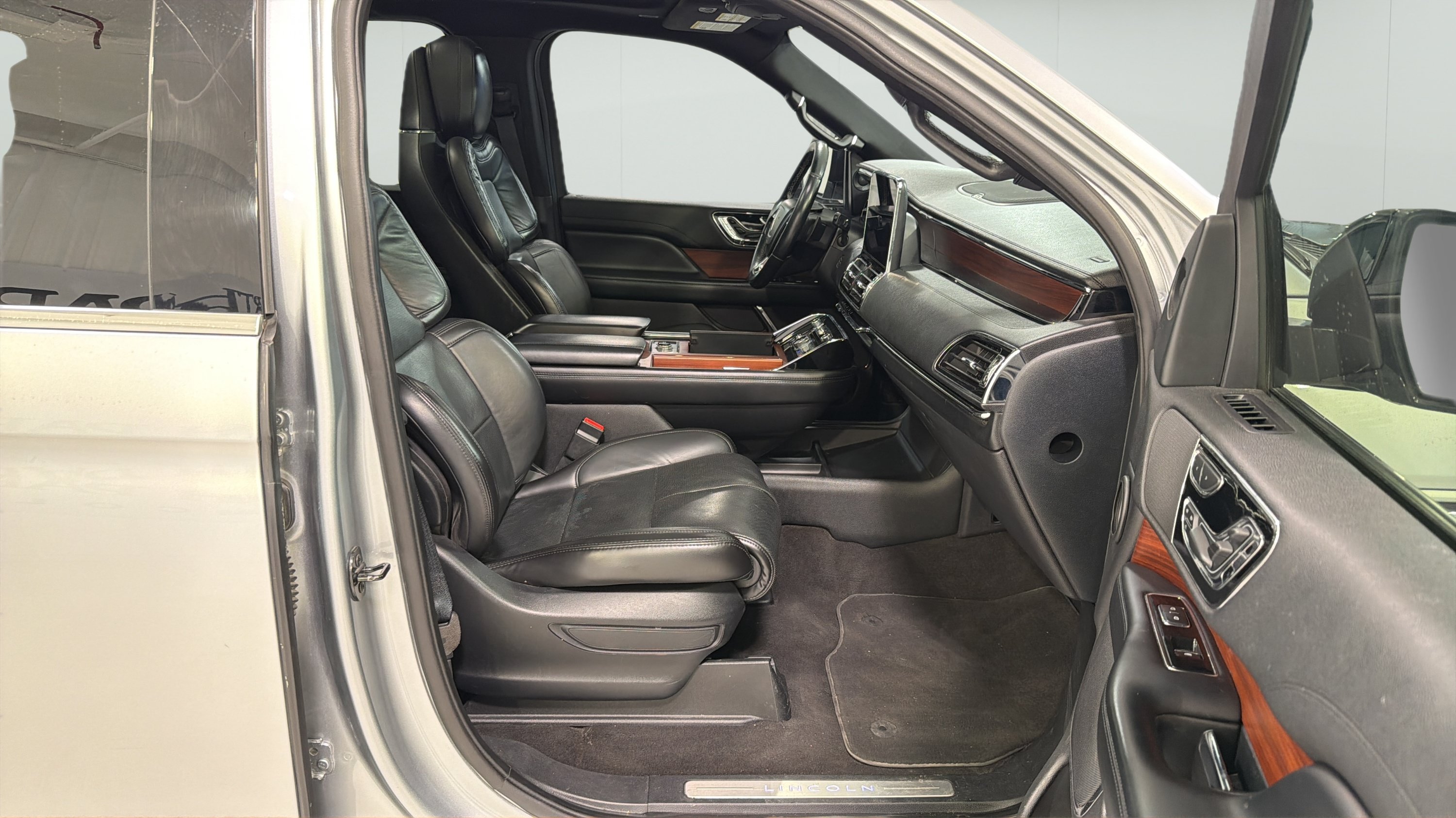 Used 2020 Lincoln Navigator L Reserve RWD image 27