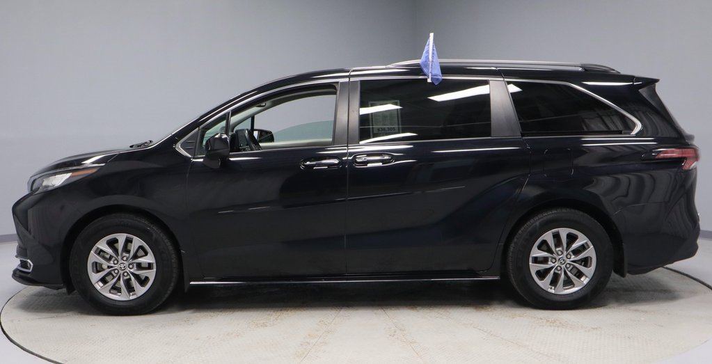 Used 2022 Toyota Sienna XLE image 10