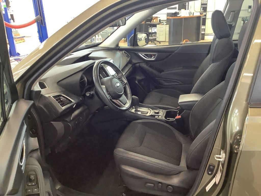 Used 2023 Subaru Forester Premium image 4