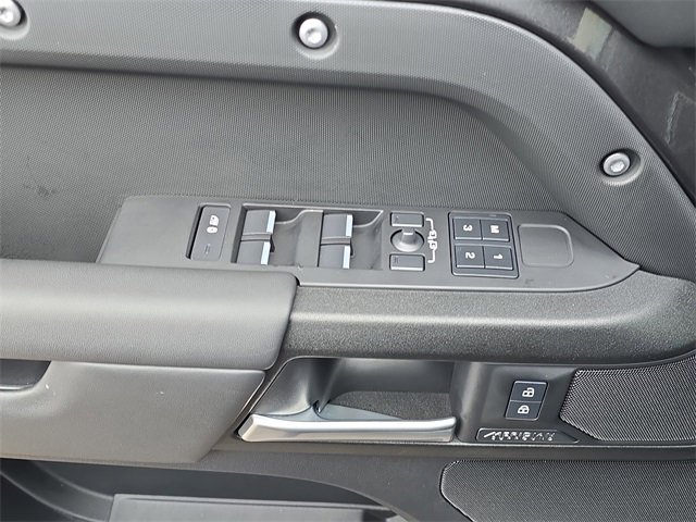 Used 2025 Land Rover Defender 130 V8 image 30