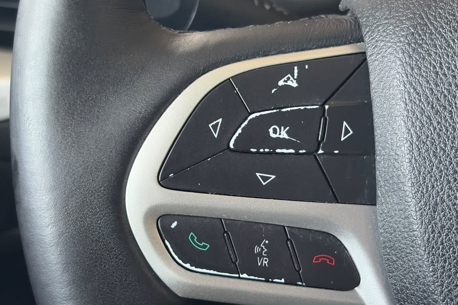 Used 2017 Jeep Cherokee Overland w/ Technology Group FWD image 26