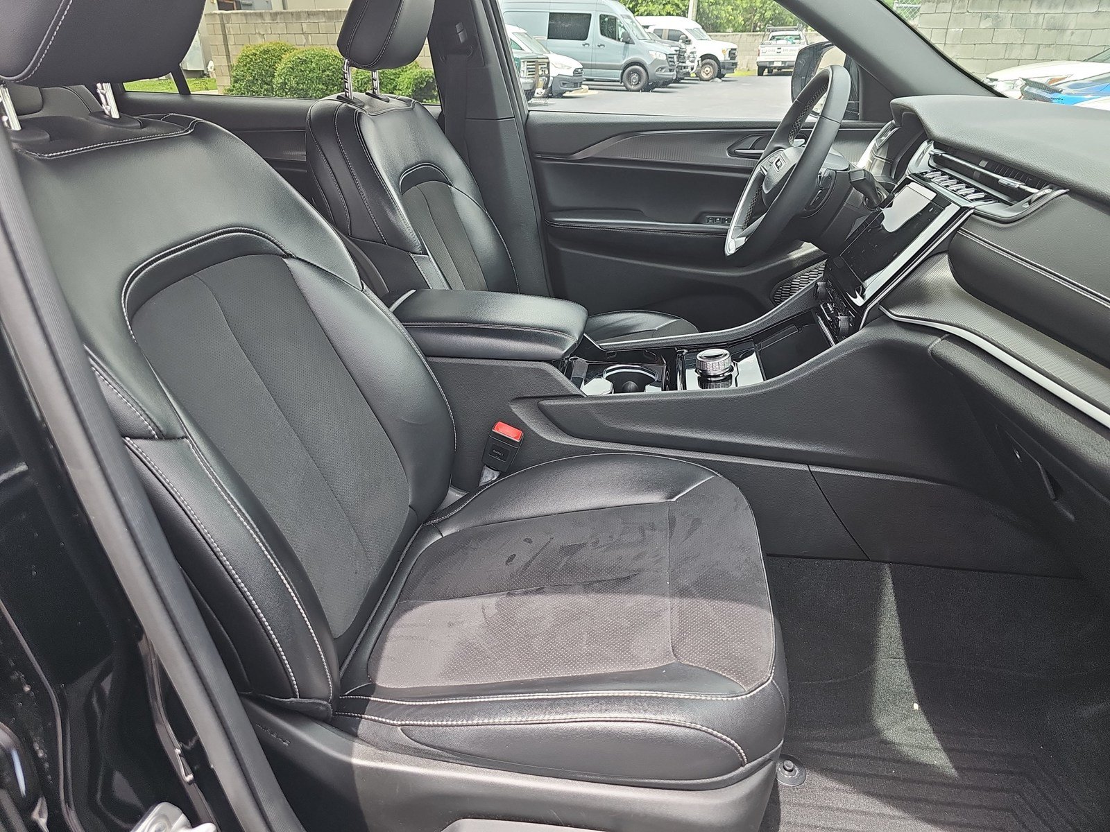 Used 2023 Jeep Grand Cherokee L Laredo RWD image 10