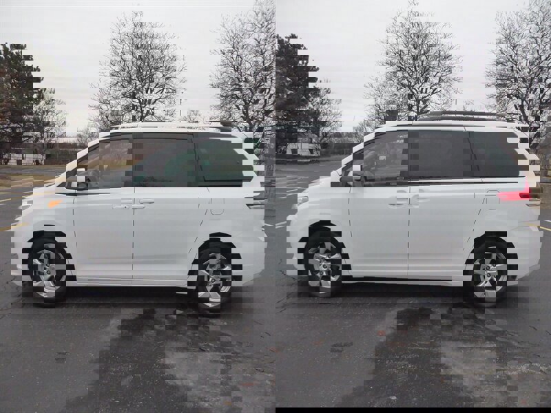 Used 2014 Toyota Sienna LE image 4