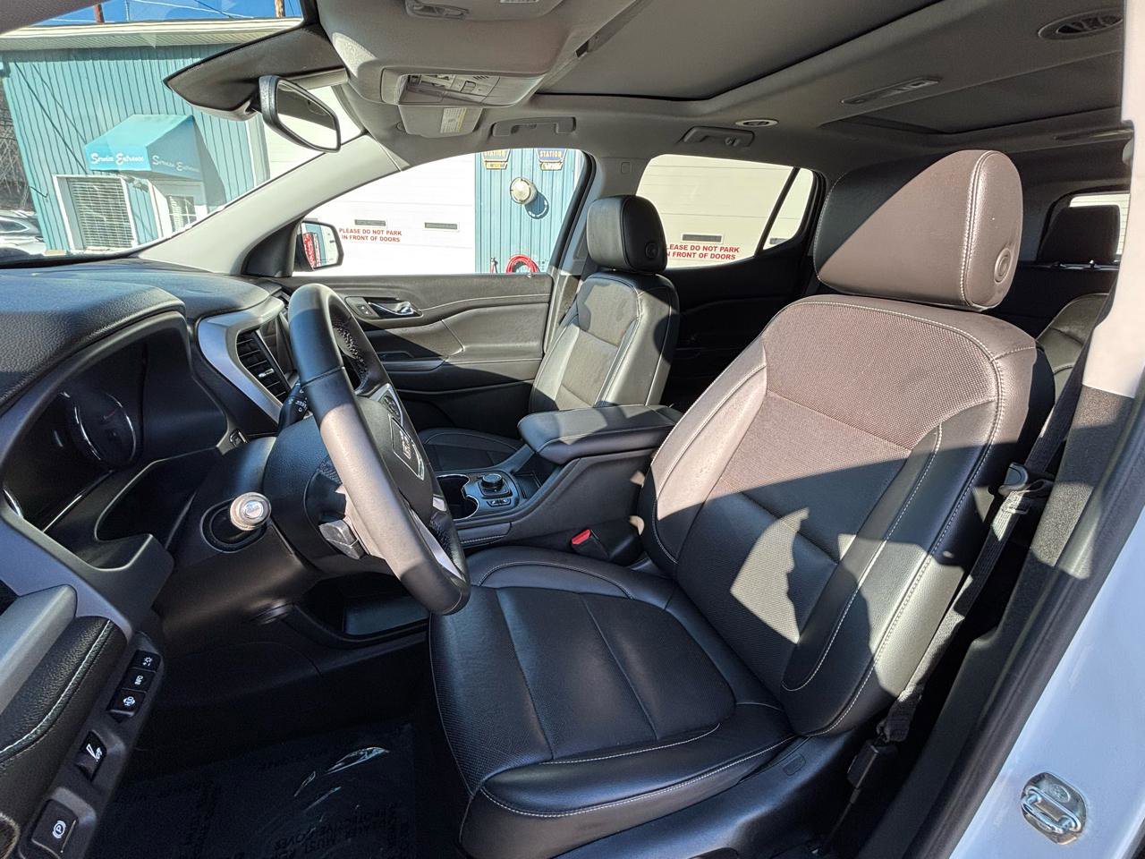 Used 2023 GMC Acadia SLT w/ Elevation Edition image 12