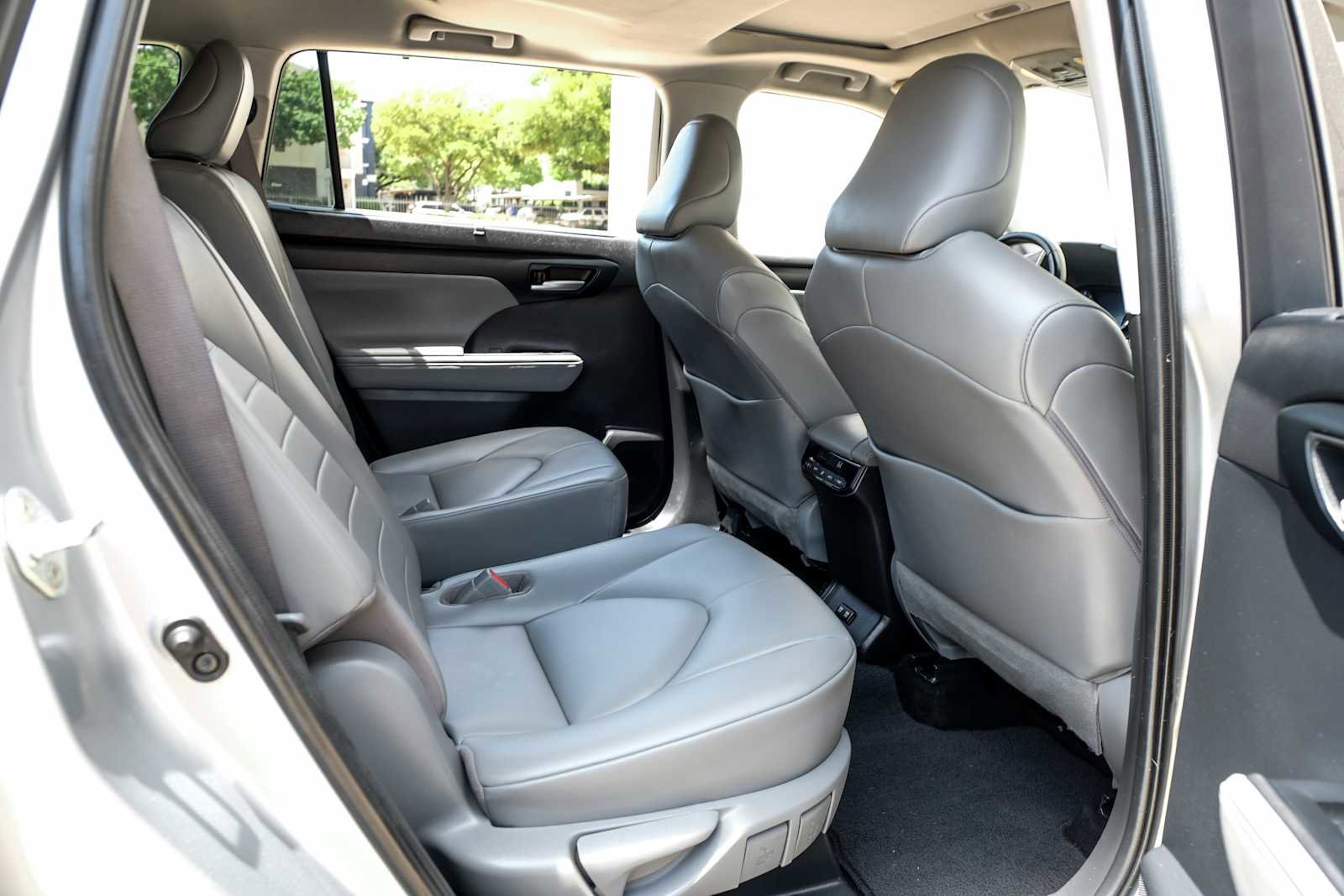 Used 2020 Toyota Highlander XLE FWD image 38
