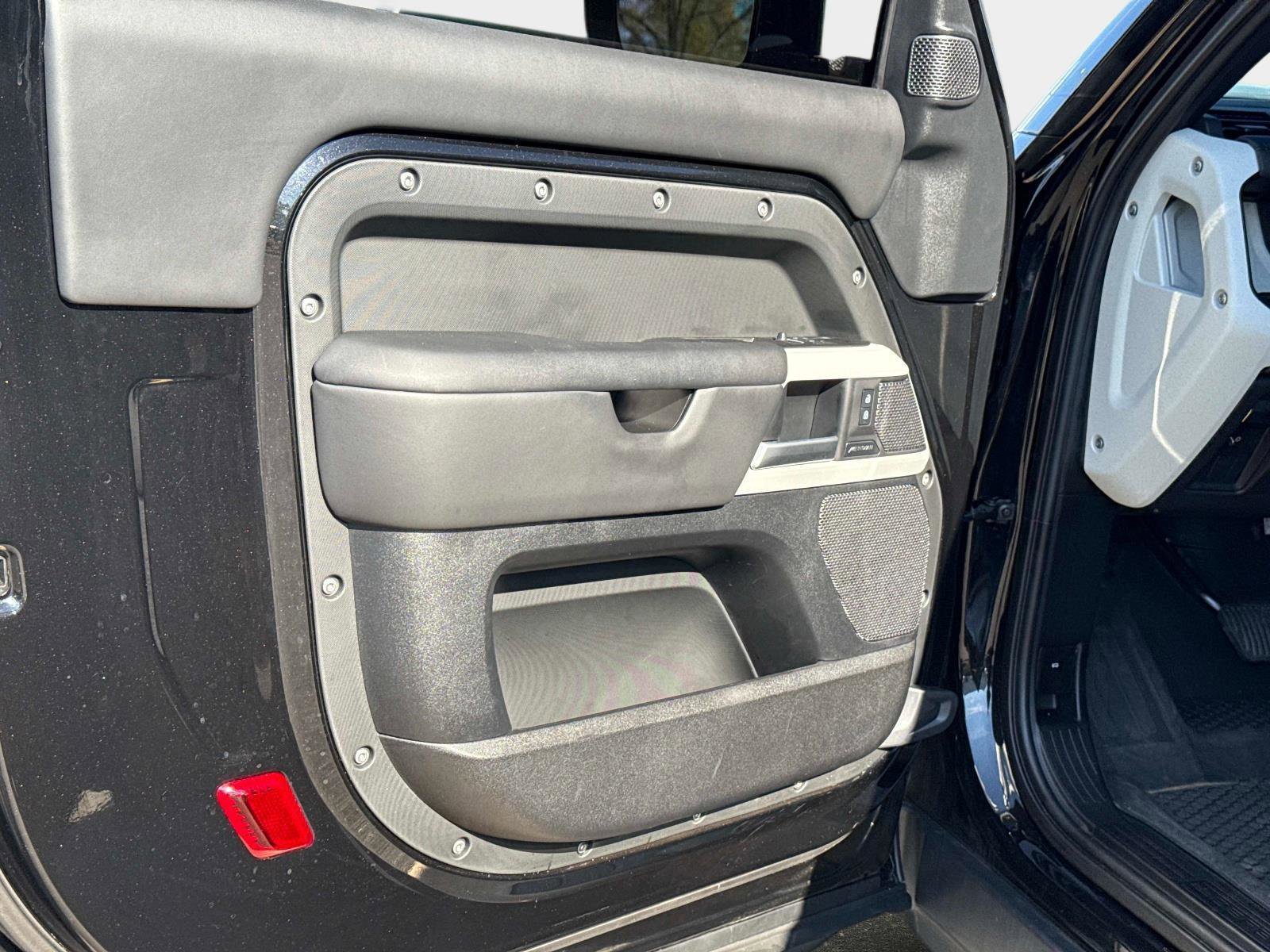 Used 2024 Land Rover Defender 90 S image 12