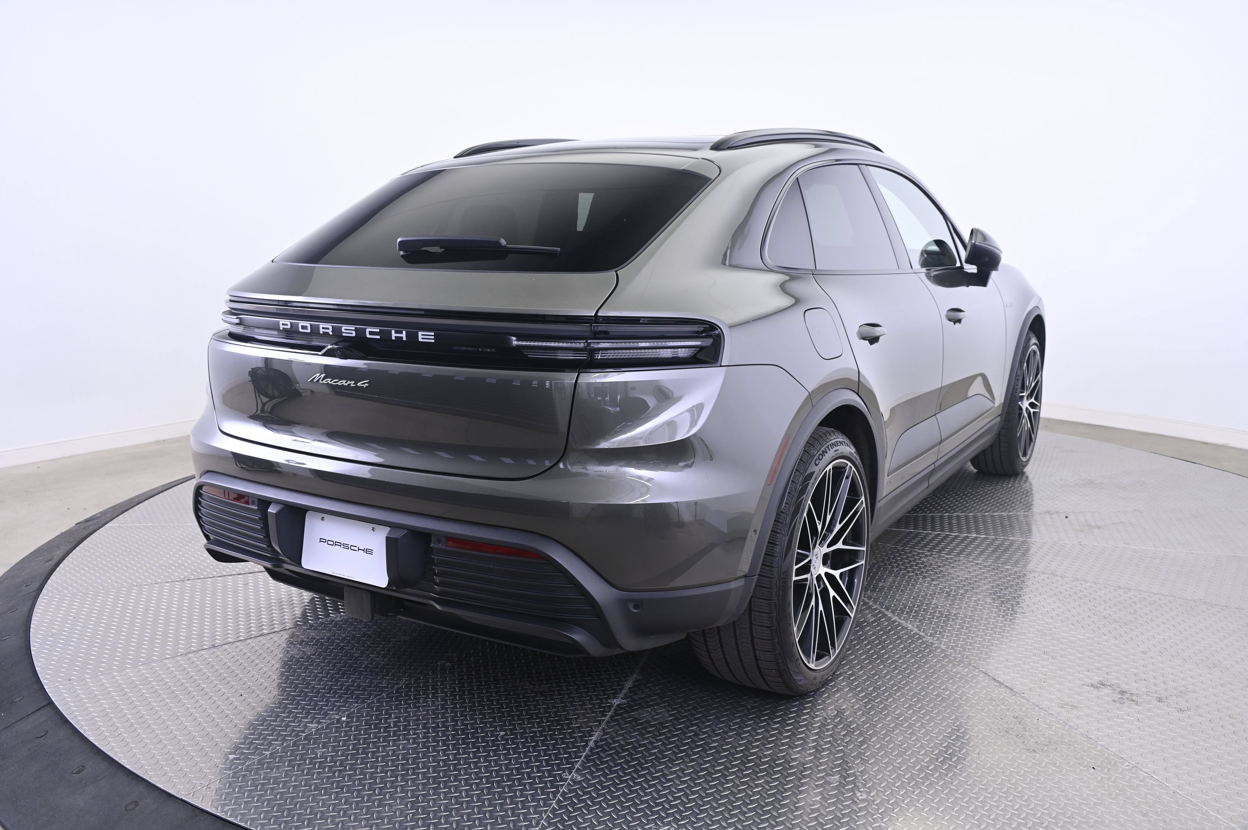 Certified 2024 Porsche Macan 4 Electric AWD/4WD image 7
