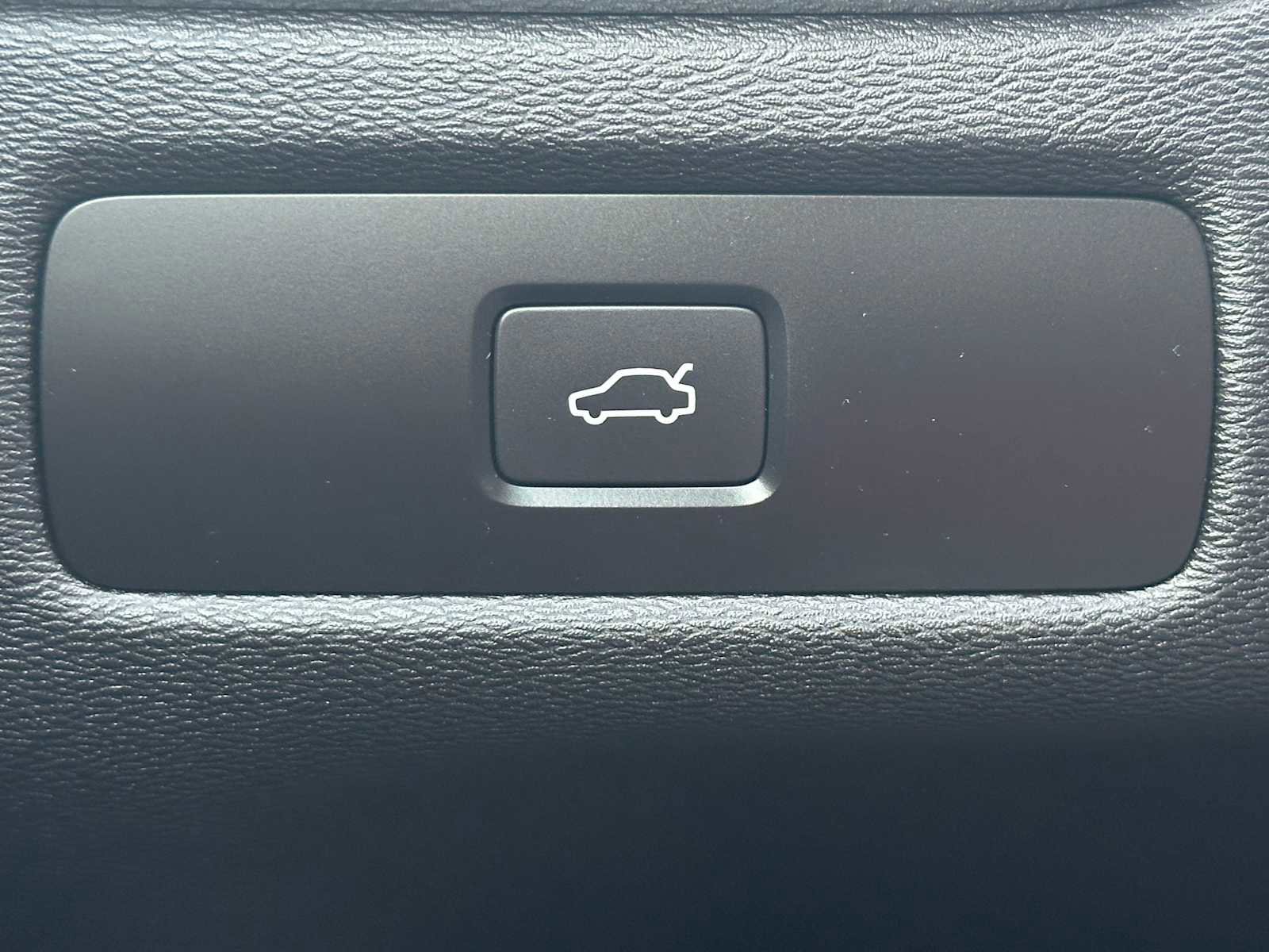 Used 2025 Volvo XC60 B5 Core w/ Climate Package image 32