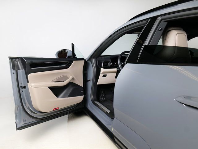 Certified 2025 Porsche Macan 4 Electric image 28