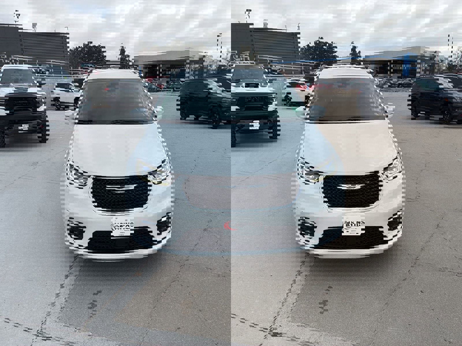 Used 2022 Chrysler Pacifica Touring-L image 11