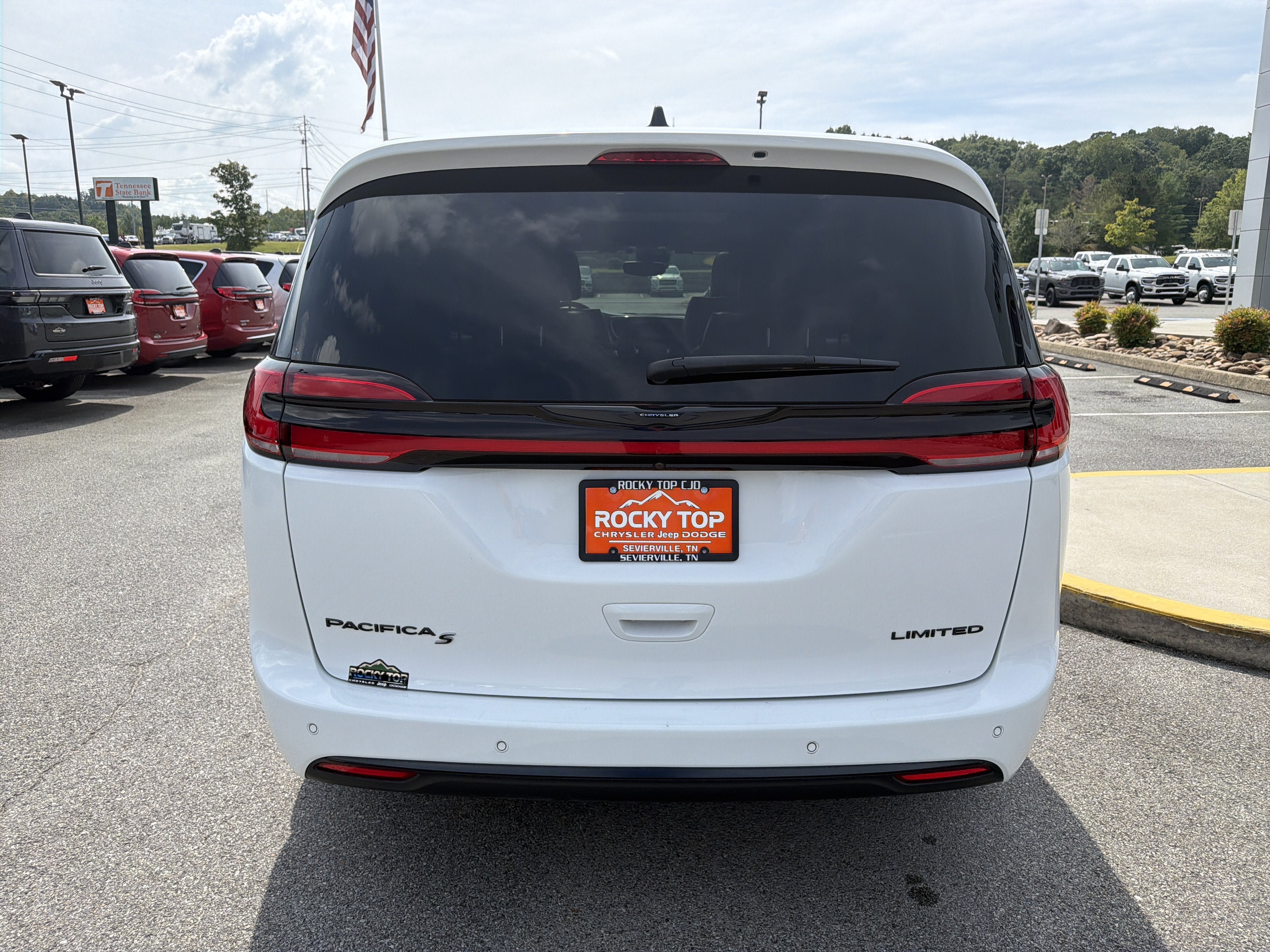 Used 2025 Chrysler Pacifica Limited FWD image 9