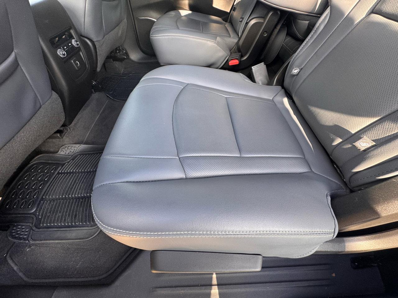 Used 2019 Buick Enclave Essence image 20
