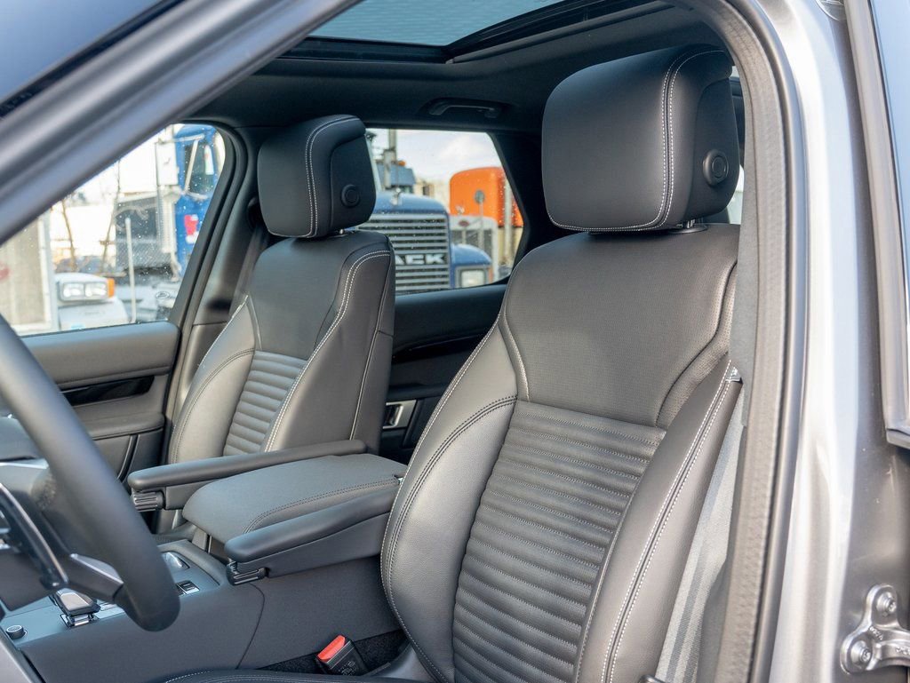 New 2025 Land Rover Discovery S image 17