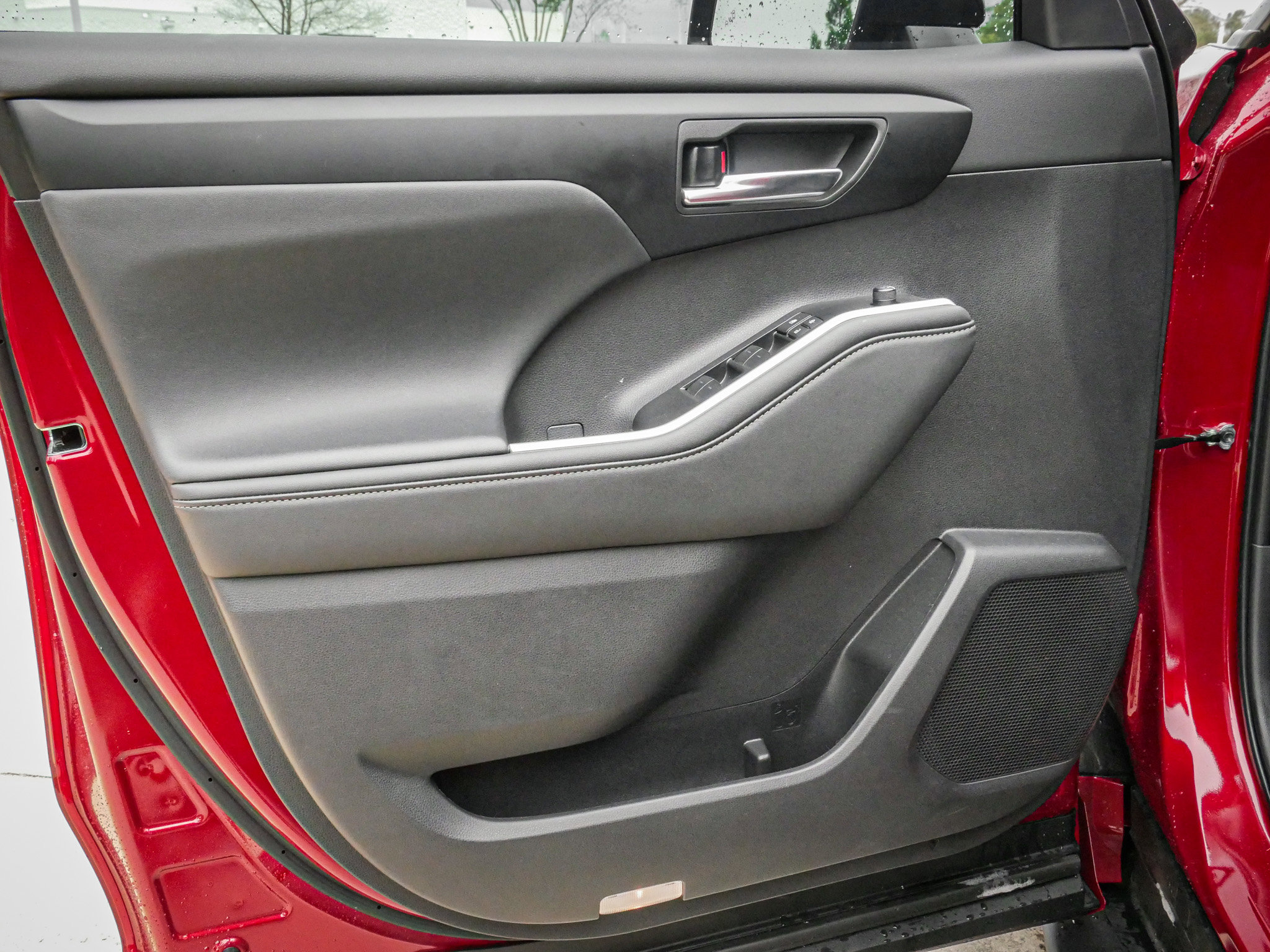 Used 2025 Toyota Highlander XLE image 14