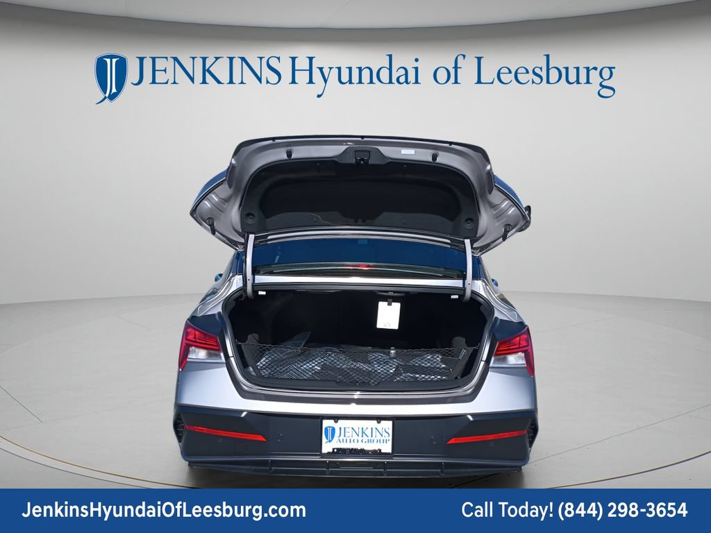 Certified 2024 Hyundai Elantra Limited FWD image 17