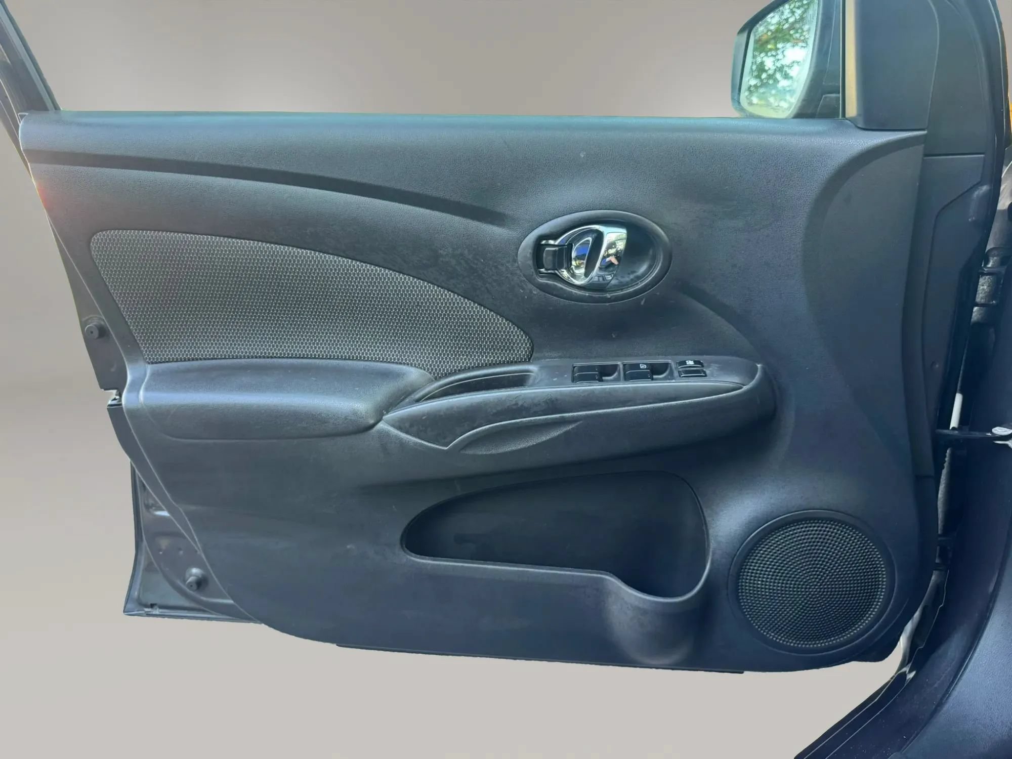 Used 2015 Nissan Versa SV FWD image 5