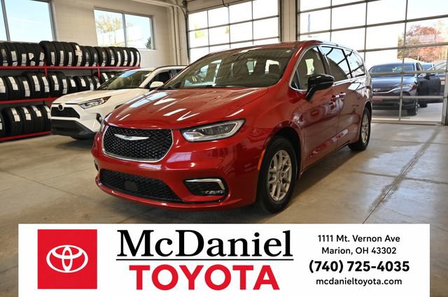 Used 2025 Chrysler Pacifica Select FWD image 1