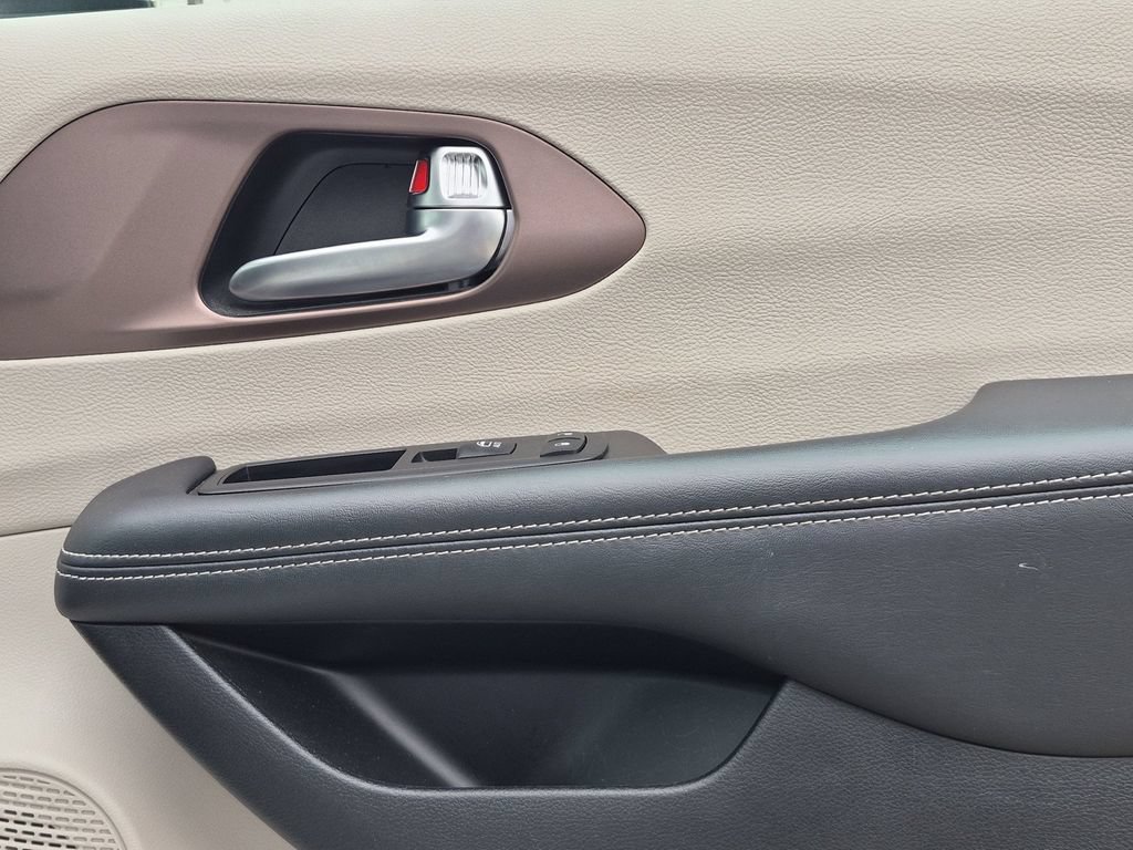 Used 2023 Chrysler Voyager LX FWD image 10