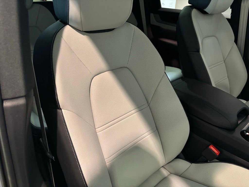 Certified 2025 Porsche Cayenne AWD/4WD image 30
