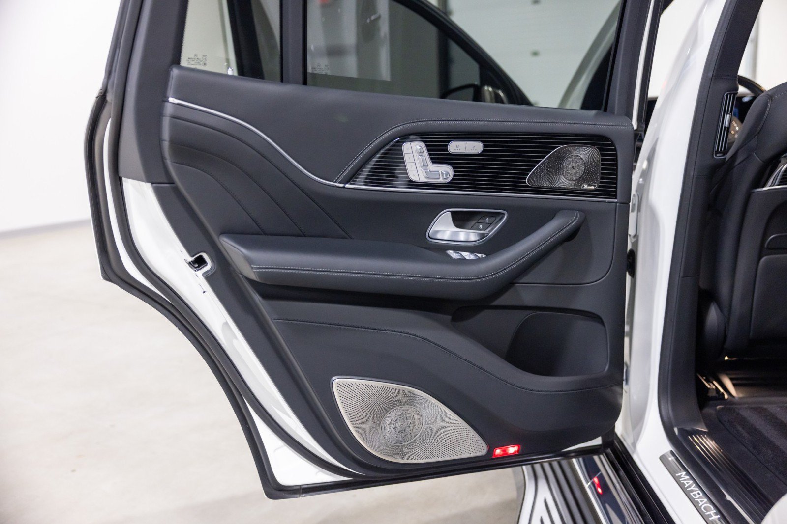 Used 2024 Mercedes-Benz Maybach GLS 600 4MATIC image 28
