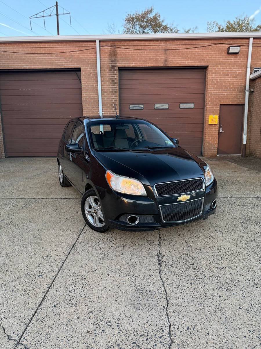 Used 2009 Chevrolet Aveo5 LT FWD image 1