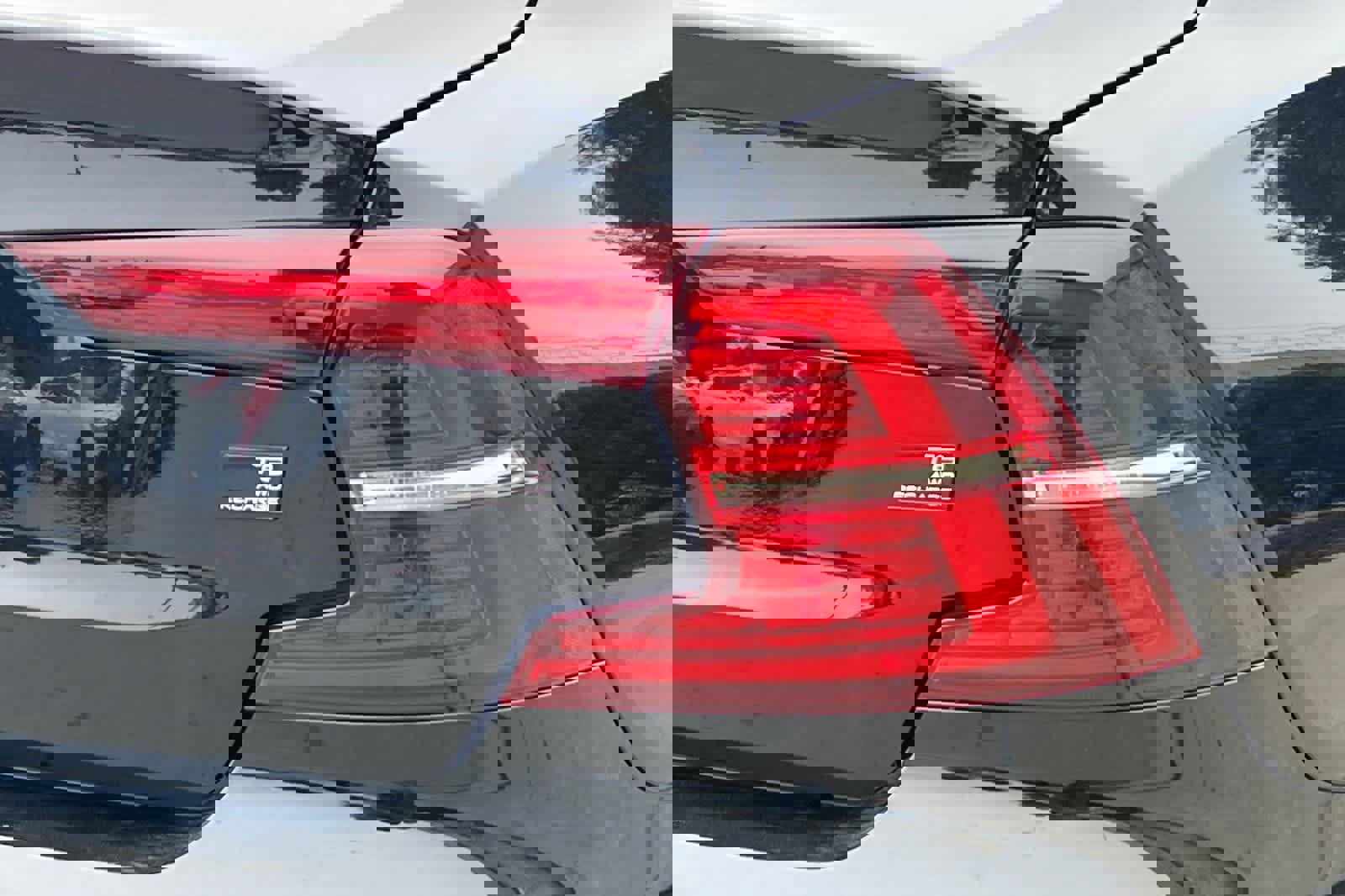 Used 2022 Volvo S60 T8 R-Design w/ Advanced Package image 15