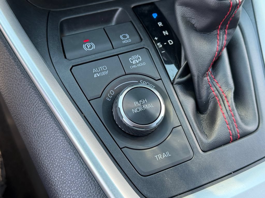 Used 2022 Toyota RAV4 SE w/ Weather & Moonroof Package AWD/4WD image 33