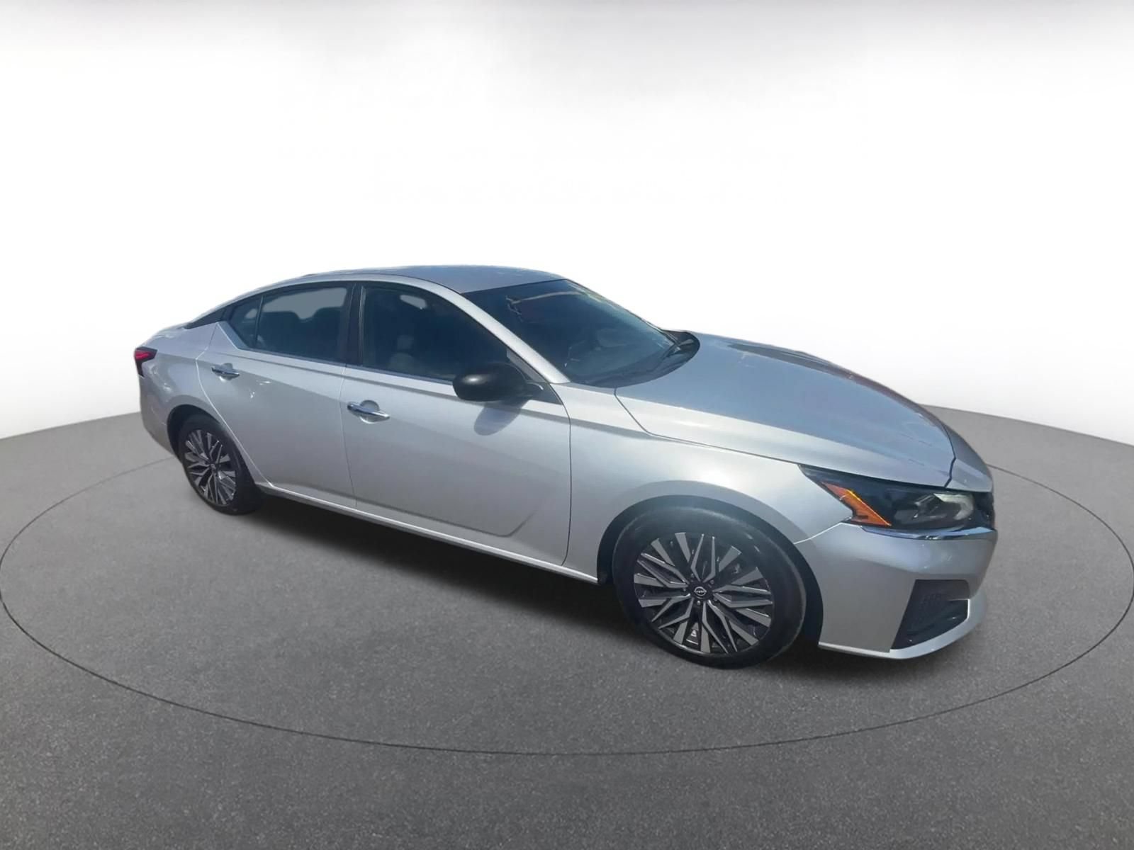 Used 2025 Nissan Altima 2.5 SV FWD image 2