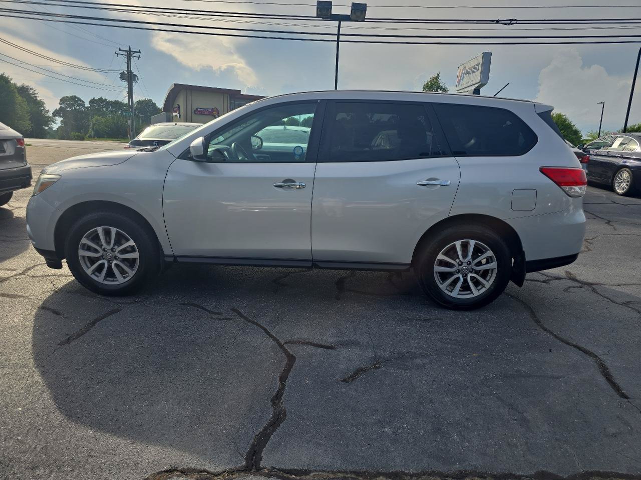 Used 2014 Nissan Pathfinder S AWD/4WD image 9