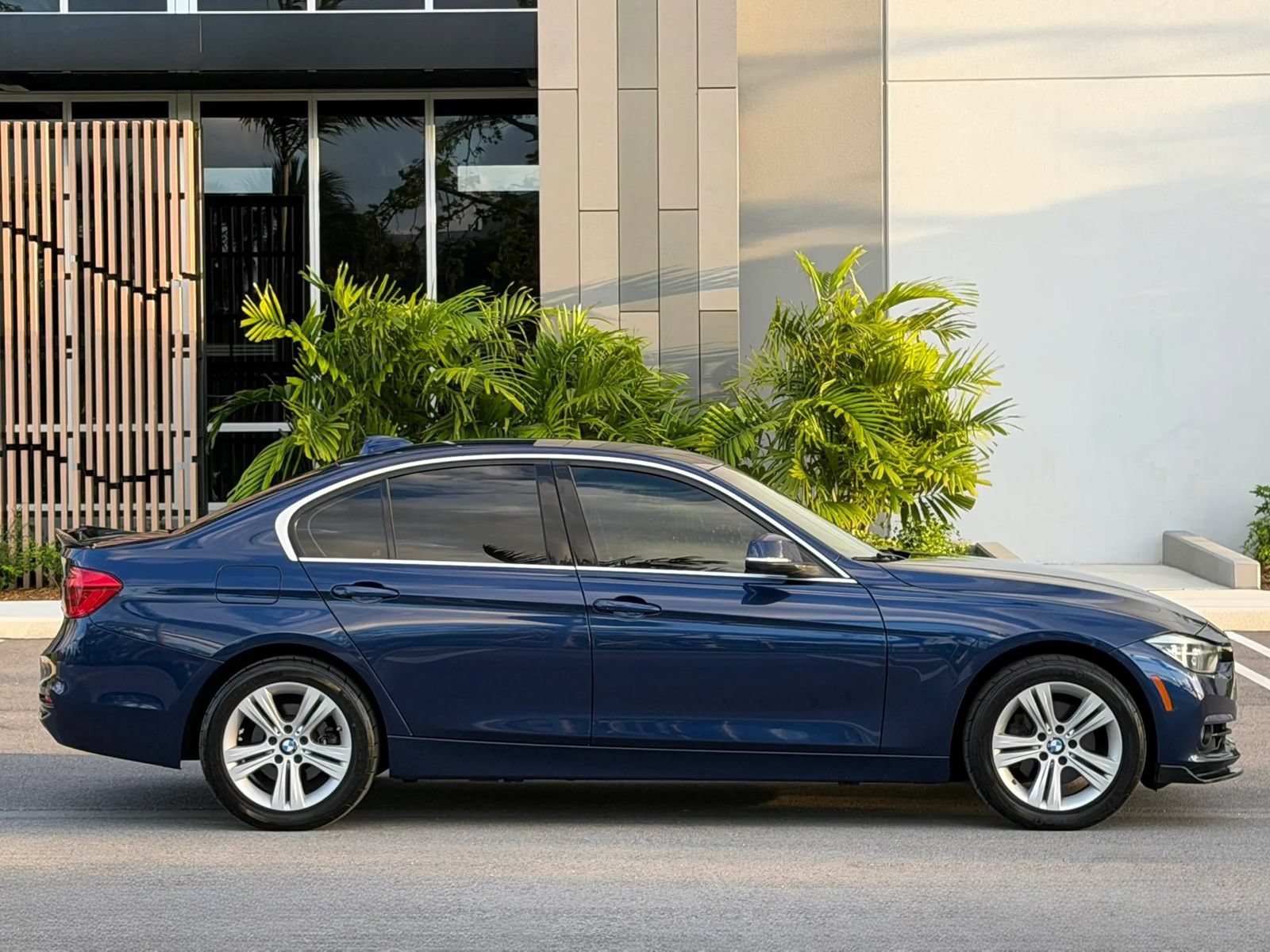 Used 2018 BMW 330i xDrive Sedan AWD/4WD image 4